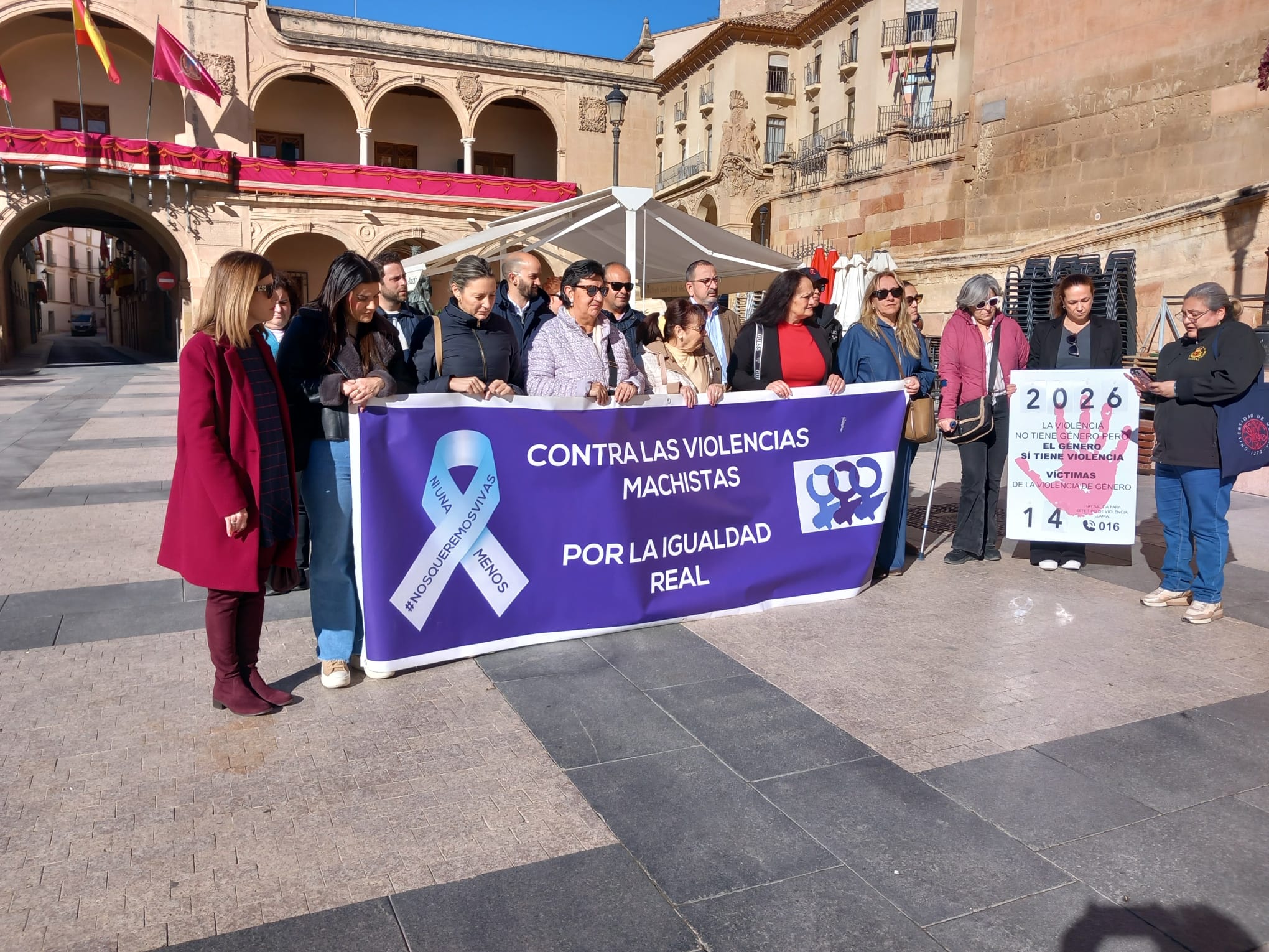 Minuto de silencio contra las violencias machistas en la Plaza de España de Lorca