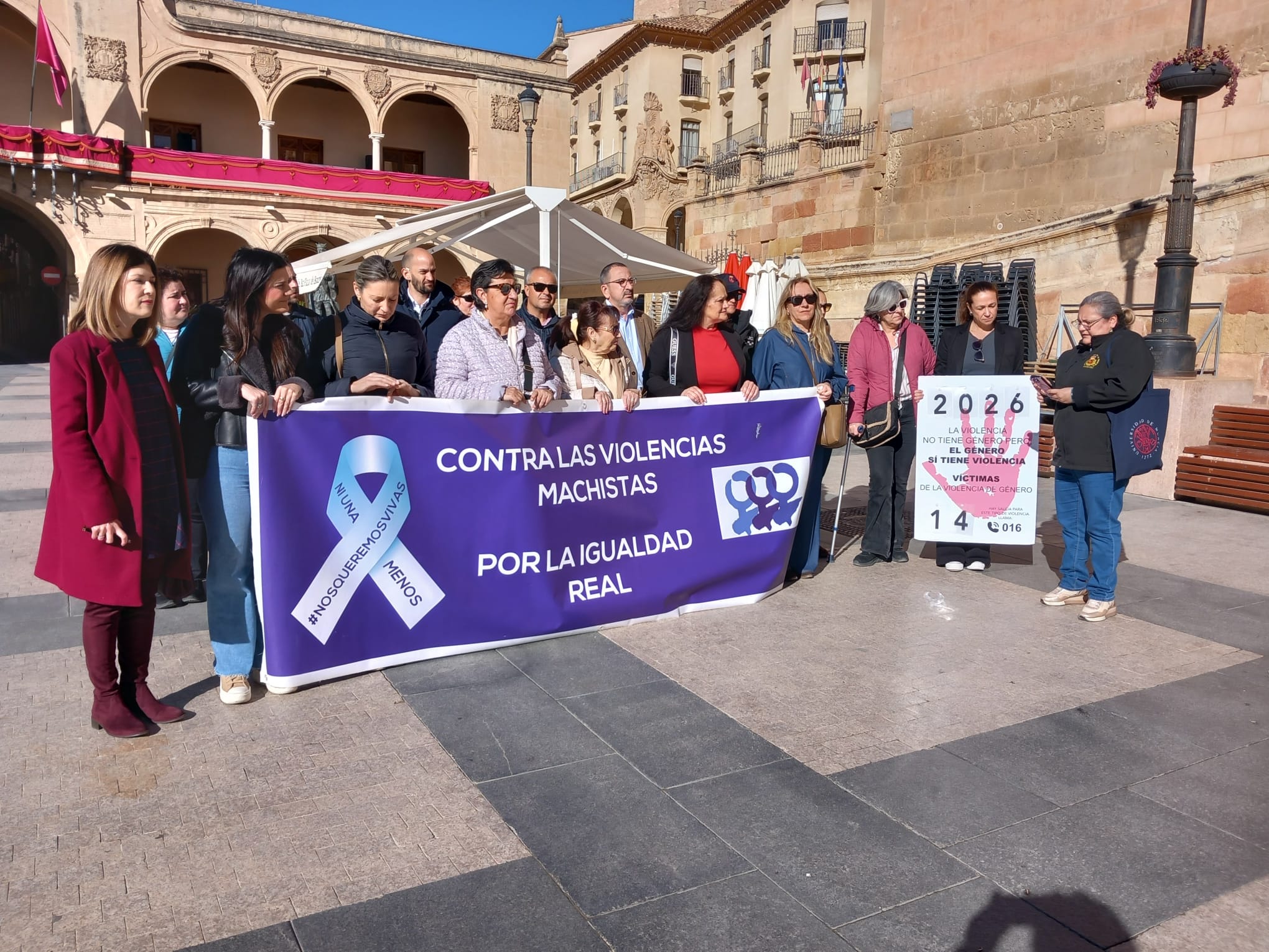 Participantes en el minuto de silencio de abril