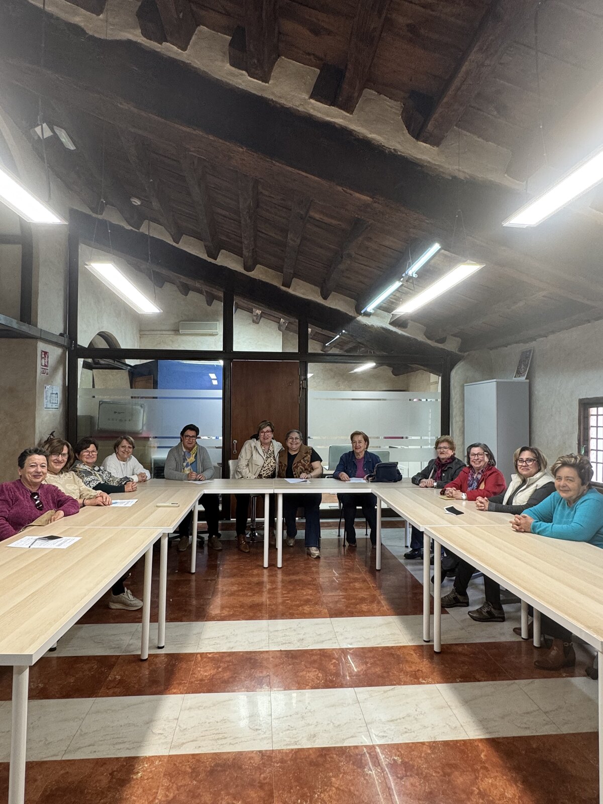 Vista general de participantes en la asamblea mensual