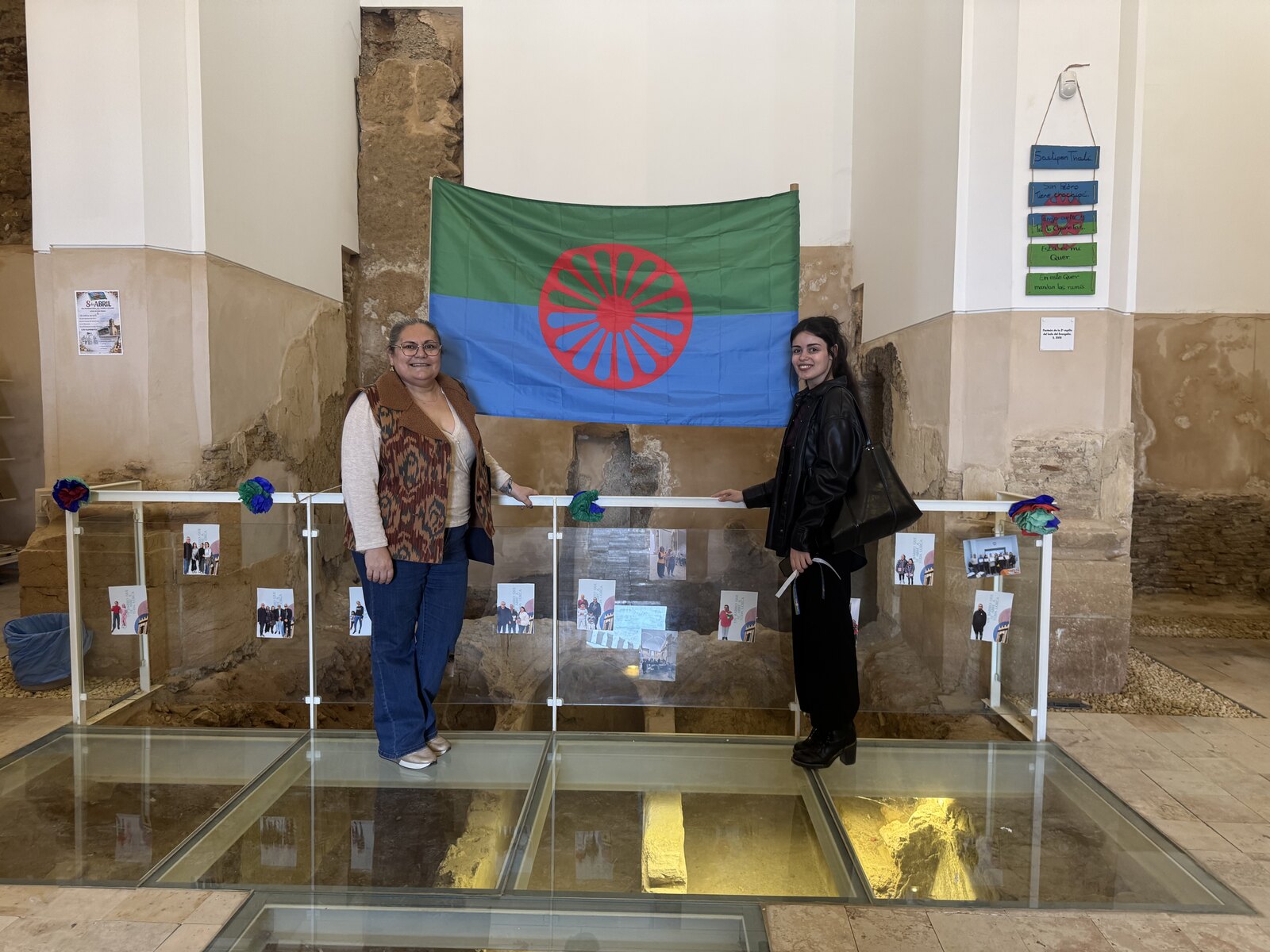 Espacio decorado para la conmemoración del Día Internacional del Pueblo Gitano