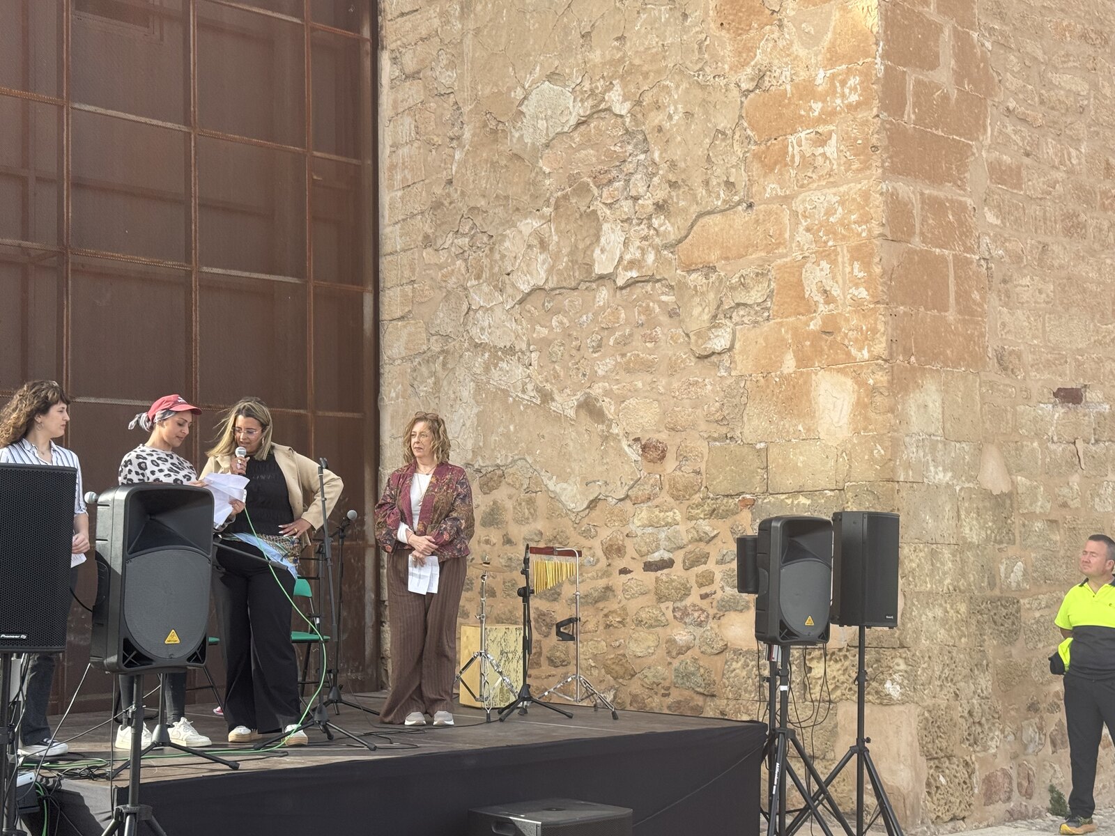 Participantes junto a la bandera gitana