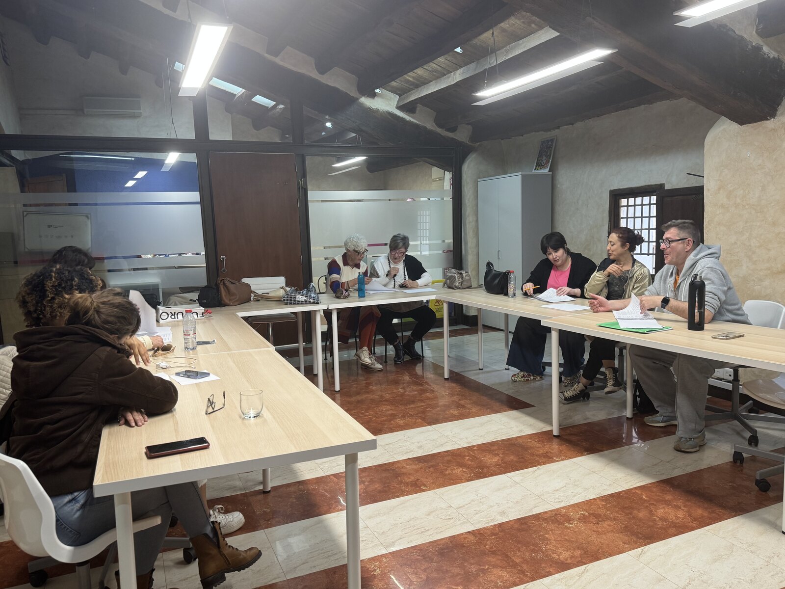 Grupo de teatro FOML reunido en la sede