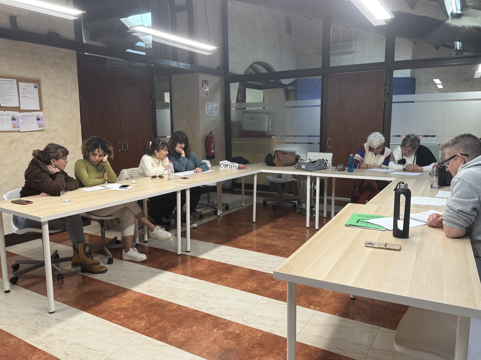 Participantes del grupo de teatro en reunión