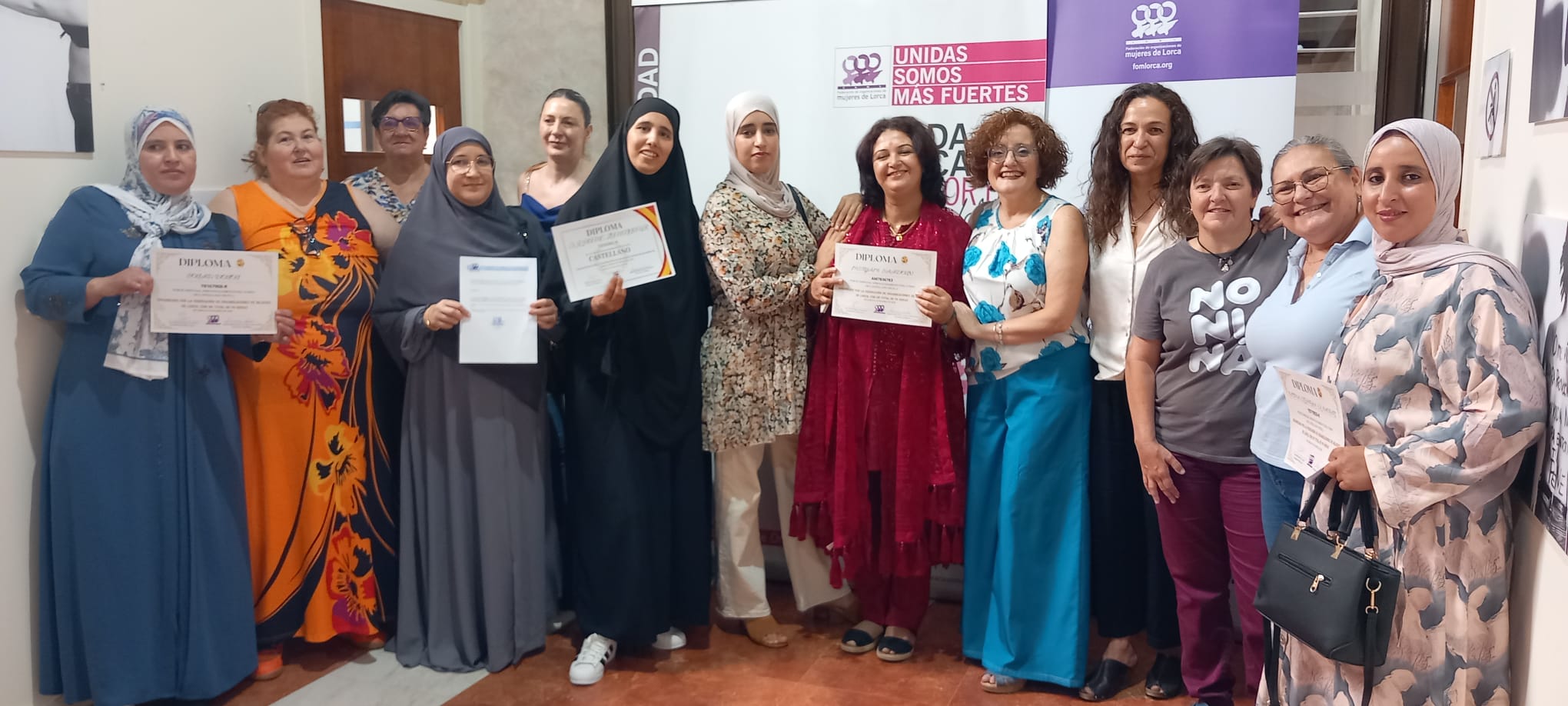 Mujeres con sus diplomas de castellano funcional Puentes-Fortaleza FOML Lorca