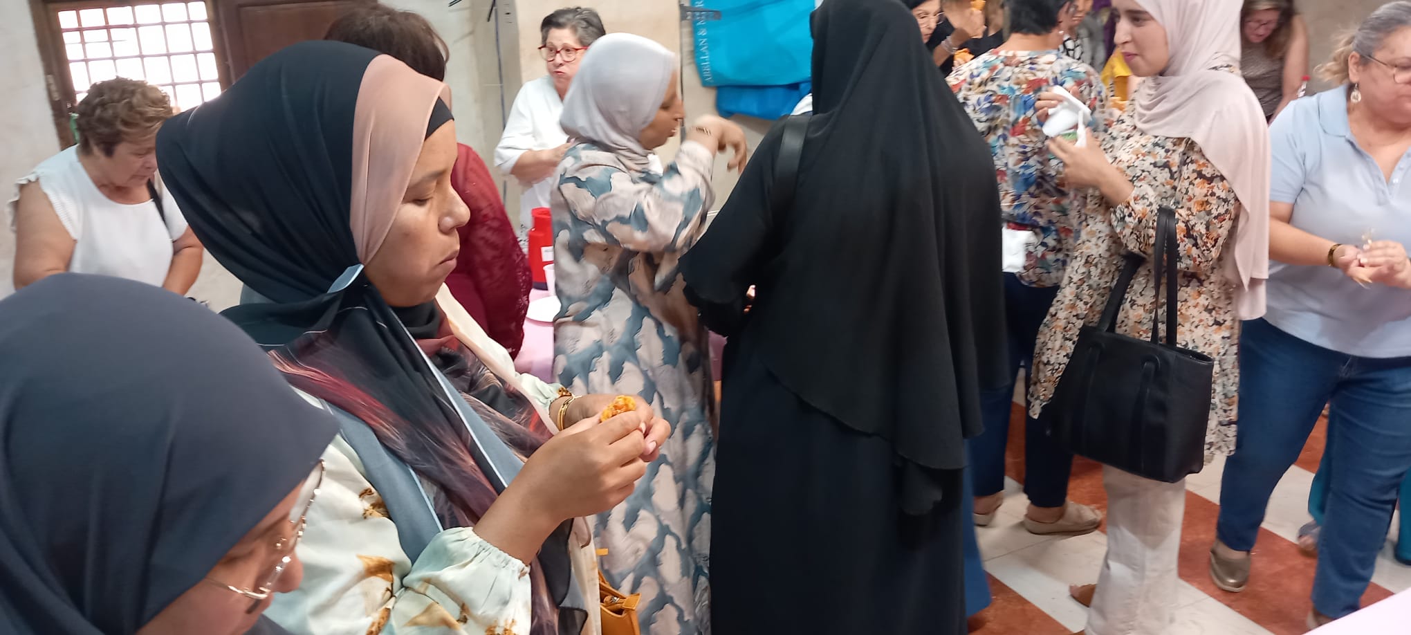 Encuentro entre mujeres en el acto de entrega de diplomas Puentes-Fortaleza